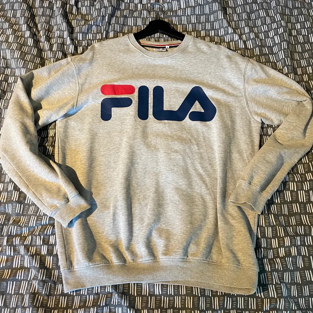 Knappt använd fila pullover, storlek M.. Tröjor & Koftor.