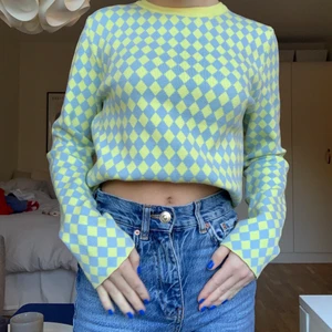 Rutig långärmad tröja från cider!😍 - Säljer då den inte kommit till användning. Jätte fint skick, använd ett fåtal gånger! Sitter inte tajt vilket jag älskar!! Stl S 🥰 Frakt ingår i priset!🕺🏼