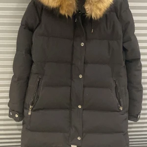 Hollies subway jacka dam i storlek 46 - En Hollies jacka i modellen (subway). Använd några månader men är i perfekt skick. Storlek 46. Köpt på johnells. Kan hämtas upp i Göteborg eller fraktas. Skicka ett bud så kan priset diskuteras vid snabb affär