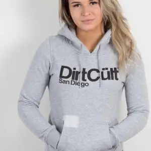 Säljer nu min dirtcült hoodie då den är för liten för mig den är som nyskick ser nästintill oanvänd ut nypris 599 hör av dig om du vill ha nån bild på den TAR ENDAST SWISH!!