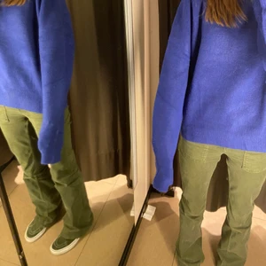 Militärgröna Bootcut jeans  - Super fint skick! Långa på mig som är ca 173-174 cm. Passar bra på storlekar 32,34 och kanske en 36a då byxorna är stretchiga. Buda från 150 kr och köp direkt för 220kr + frakten. 