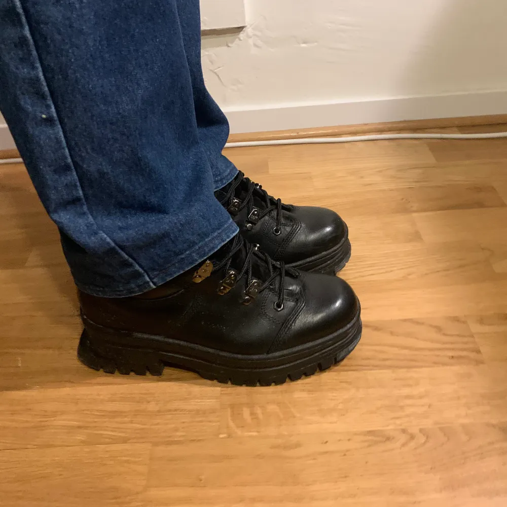 Svarta Caterpillar boots med metalldetaljer i storlek 43. De är nästintill nya och har bara använts några gånger. Skorna är ganska höga men de känns inte klumpiga. Priset kan diskuteras. Skor.