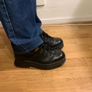 Caterpillar boots - Svarta Caterpillar boots med metalldetaljer i storlek 43. De är nästintill nya och har bara använts några gånger. Skorna är ganska höga men de känns inte klumpiga. Priset kan diskuteras
