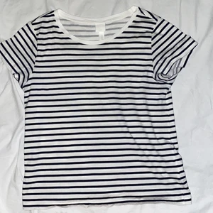 Randig tröja  - Trendig randig tröja💕 knappt använd 