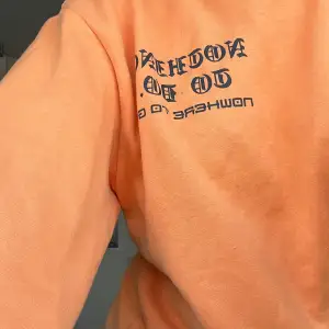 En orange tröja ifrån h&m med tryck på fram och baksidan mycket trevlig tröja 🍊🍊