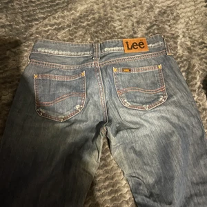 Lågmidjade lee jeans - Vintage jeans från lee som är lågmidjade och raka. Står ingen storlek men är som xs-s