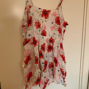 Jumpsuit  - Jättefin jumpsuit från h&m i blommigt tyg. Har två fickor framtill och justerbara axelband. Något urringad beroende på hur man väljer att ha axelbanden. Använd några somrar men fortfarande i väldigt fint skick🌟🥰