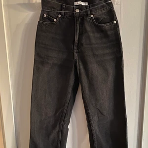 Jeans NA-KD  - Säljer dessa trendiga och snygga jeans som är köpta från NA-KD, snygg svart/grå tvätt. Säljer då de blivit för små, knappt använda 🖤