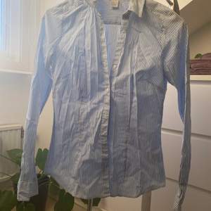 Blå- och vitrandig skjorta från H&M i storlek 34💕 köparen betalar frakt 