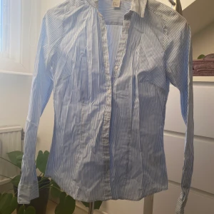 Klassisk skjorta från H&M, strl 34 - Blå- och vitrandig skjorta från H&M i storlek 34💕 köparen betalar frakt 