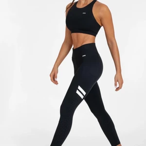 Svart trendiga Strongerbyxor  - Super snygga och trendiga Strongerbyxor med fickor. Dessa byxor är i superfint skick och är i strl XS. Inköpspris 550 kr och säljer för 300 kr! Meddela om du är intresserad🥰