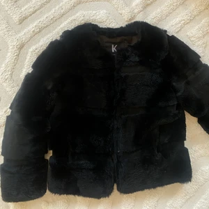 Superfin pälsjacka  - Svart pälsjacka från Kopenhagen by Andersson. Sparsamt använd. Är storlek 34 men skulle säga att den passar 34-38 
