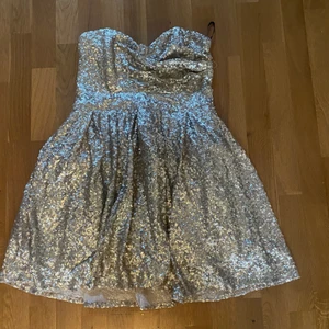 paljettklänning - jättefin paljettklänning i storlek M. Varit osäker på om ja ska sälja den för det sitter fint på men får jag ett bra pris så säljer jag. Bud börjar från 200👌🏼