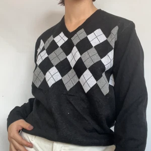 Argyle tröja - Underbar argyle tröja i gråa och svarta nyanser. Tröjan är stickad och passar till det absolut mesta! Visas på en S men passar mellan xs-l beroende på önskad passform 