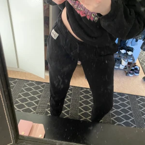 Mjukisbyxor från Andy - Oanvända mjukisbyxor från Andy. Inga defekter on har aldrig använt. Köparen står för frakten💞 byxorna är jättesjuka på insidan och sitter jättefint på kroppen. 