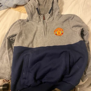 Fin Manchester United hoodie - Jättefin Manchester United hoodie köpt på affären i old trafford. Lite nopprig men annars i bra skick💓💓Tveka inte vid frågor