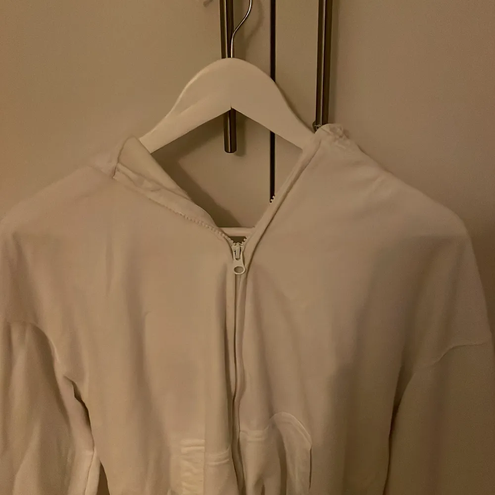Super Nice vit zip hoodie kommer ej ihåg vart den är köpt ifrån. Jättebra att ha som basplagg och sitter super coolt. Skriv om du har frågor! :). Hoodies.