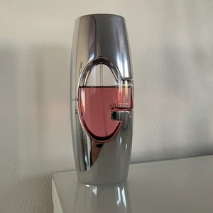 Guess - Säljer en av mina favoritdofter från Guess. Det är en väldigt frisk, fräsch, somrig och blommig doft. Säljer tyvärr då jag börjar bli känslig mot parfym. Den är 75ml, köptes för 800kr och säljer för 100kr.🌸