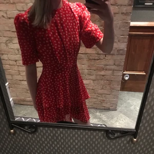 adoore klänning  - Asymmetric red dress ifrån Adoore, Storlek 36.  - köpt i somras, använd några enstaka gånger. - Nypris: 1395. Frakt betalas av köparen 