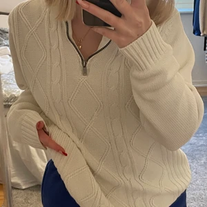 Stickad tröja - Superskön stickad, vit tröja med dragkedja vid kragen. Bra material, inte så tjockt stickad vilket gör att den inte blir för varm. Köpt second hand-mansavdelning så vet inte exakt storlek men skulle gissa på M/L men jag har använt den som är XS/S och den sitter perfekt om man vill ha en oversized fit🤍