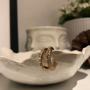 Örhängen  - Säljer dom här örhängena från Åhléns♻️💚