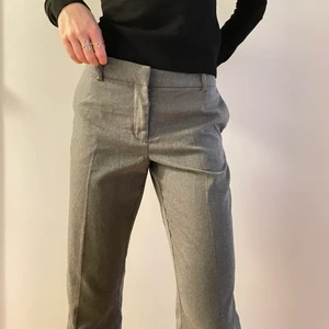 Gråa kostymbyxor - Gråa kostymbyxor från Sara Kelly by Ellos, strl 38. Byxorna är i den trendiga modellen straight leg, low/midwaist och är i fint skick. De är otroligt fina och jag tror verkligen att de kan sitta så snyggt, men har aldrig kunnat använda dem då de är aningen för korta på mig, och lite stora i midjan. Jag har vanligtvis 26/34 i byxor. Hör gärna av er om ni har frågor/vill se fler bilder. Jag möts gärna upp i Lund eller skickar mot fraktkostnad. Självklart nytvättade  💗💗