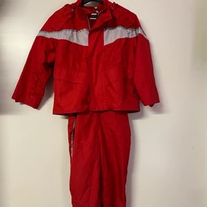Tracksuit - rött vinskyddande set i storlek 92 (1-2år) frakt tillkommer 