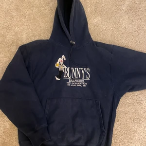 Champion hoodie  - Hoodien är ganska stor i storleken, köpte förra året men har knappt användt, köpte för 800kr