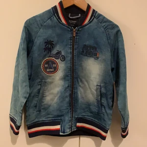 Jeansjacka fodrad - Tunt bomullsfodrad jeansjacka med print. Kollektionsprov från spanska Mayoral 