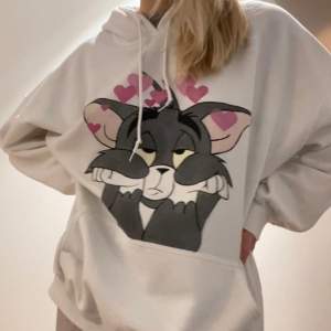 Superfin vit hoodie med handmålat tryck på Tom från Tom och Jerry. Snygg på både tjejer, killar och icke-binära 💪🏼💗 Strlk 2XL men sitter snyggt oversize på en mindre person, modellen på bilden har vanligtvis strlk S.