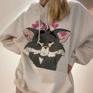 Tom in love hoodie - Superfin vit hoodie med handmålat tryck på Tom från Tom och Jerry. Snygg på både tjejer, killar och icke-binära 💪🏼💗 Strlk 2XL men sitter snyggt oversize på en mindre person, modellen på bilden har vanligtvis strlk S.
