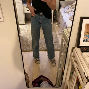 Ett par zara jeans - Ett par skjukt snygga zara jeans som tyvärr börjar bli lite förkorta☺️jag är 167💗