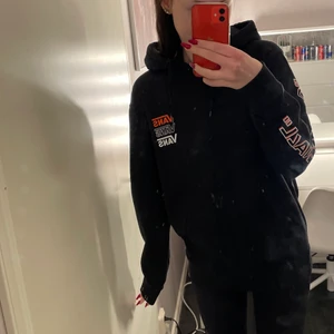 Oversized vans hoodie  - Säljer denna oversized hoodie från Vans, använd fåtal gånger. Sitter väldigt stort på mig som är 174cm lång. Frakt ingår i priset:) 