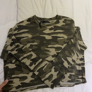 Army Shirt - Bershka. Storlek SAldrig haft den förut.  Köpte den från holland.  Mycket rent och kan skicka fler bilder om du vill!