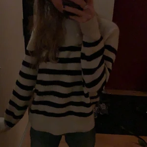 Randig tröja  -  Populära randiga tröjan från hm!! ❤️använd men sparsamt! Budgivning vid fler intresserade. Köp direkt för 110 plus frakt 