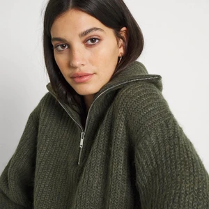 Grön stickad half zip - Grön stickad half zip från gina tricot i fint skick, använd 3-4 gånger. Storlek Xs, Helt slutsåld. Spårbar frakt 💓