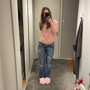 Rosa topp - Söt rosa T-shirt från Zara med ”fransar”, bra skick💗 storlek M men passar nog XS-M bäst