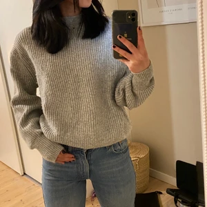 Grå stickad tröja - Bra skick! Frakt tillkommer. Pm vid intresse/fler bilder. 🤍