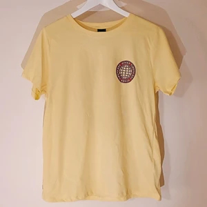 oversize graphic tshirt - ljusgul graphic tee från gina tricot 💥 litet tryck i fram och större tryck på ryggen. köpt för ett tag sedan men aldrig använd så fortfarande i nyskick!! priset går att diskutera, ge egna förslag 😇 om fler skulle vara intresserade blir det budgivning !!