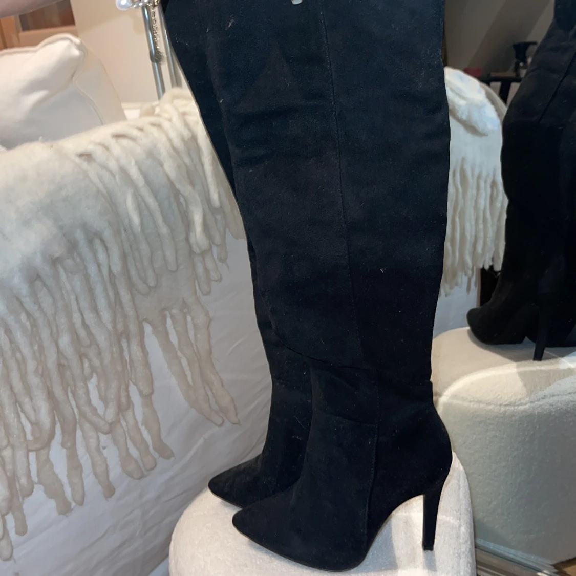 Knähöga stövlar i mocka 