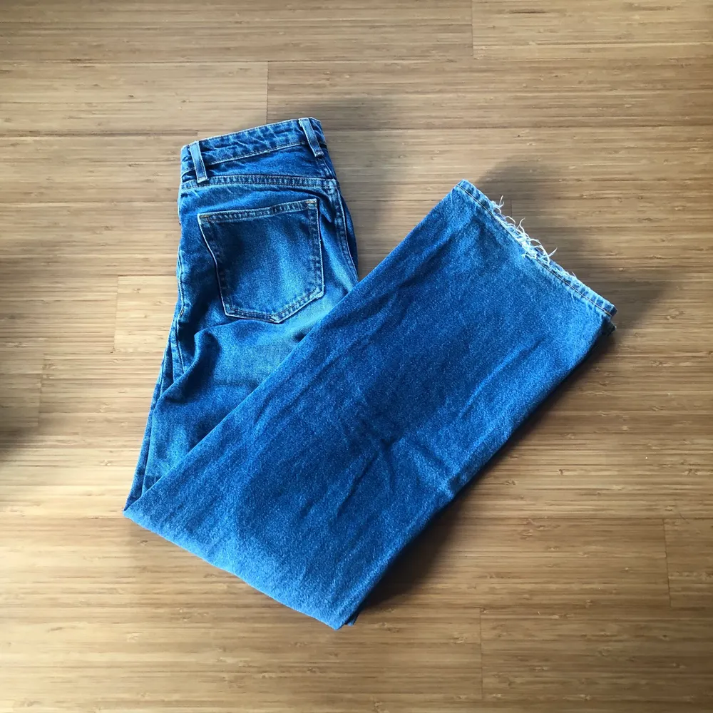 Ett par mörkblå jeans från monki i modellen yoko. Storlek 24😊. Jeans & Byxor.