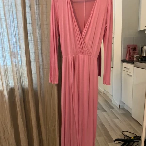 Klänning - Klänning från Nelly i strl XS men skulle även passa S. Nyskick