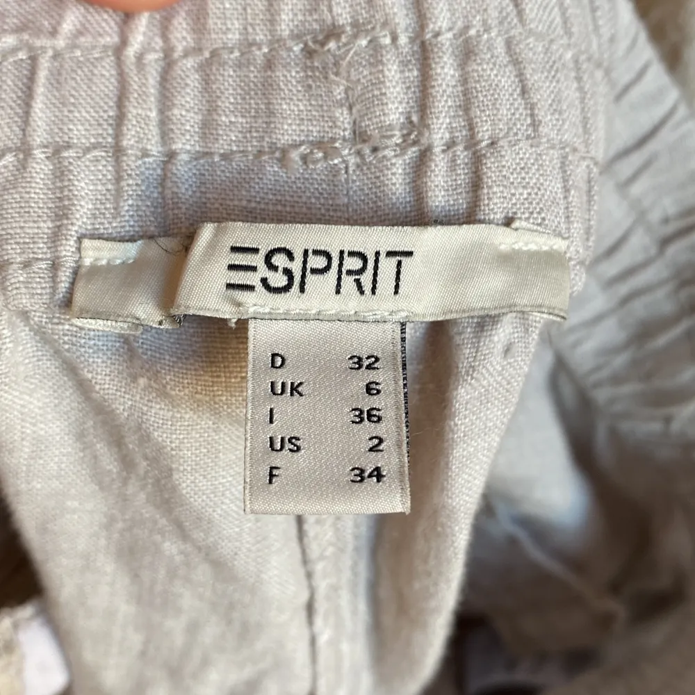 Slutsålda linnebyxor från Esprit. Liten slitning på ena bandet (se bild 3) . Jeans & Byxor.