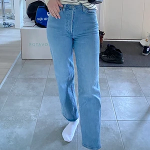 Levis ribcage straight jeans - Något för korta för min smak, jag är 172 skulle gissa att de sitter perfekt på någon som är 165-168. Storlek 27. Knappt använda. Nypris 1199kr
