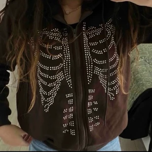 Supersöt kofta med rhinestones - Gullig brun oversized kofta med rhinestones ☝️ endast testad 