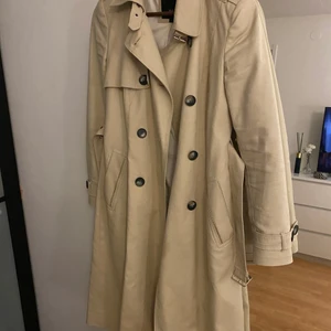 River Island trenchcoat - Knappt använd, storlek 6 (xs)