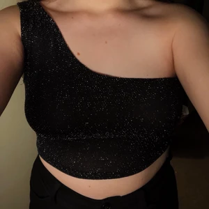 Glittertopp - Säljer denna snygga glittertopp! Jag köpte den för några år sen, så den finns nog inte kvar längre. Jag har aldrig använt den, den är alltså i nyskick. Prislappen sitter fortfarande kvar! Materialet är lite tunnare och väldigt stretchigt. Jag skulle säga att den passar både S och M! Köparen står för frakt. Skriv till mig privat om ni har några funderingar!💕