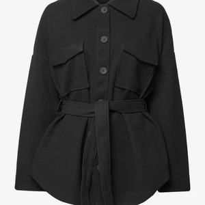 Kappa svart - Säljer min kappa köpt från Gina tricot storlek xs, skulle säga att den passar mer en S/M. Använd 1 gång. Köpt för 600 säljer för 300