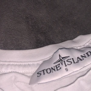 Stone island tröja storlek S - Köpte denna tröja för inte så länge sedan har använt den 1-3 gånger. Inget fel med den förutom att den inte passar mig och kunde inte skicka tillbacka den. Den är äkta såklart. 