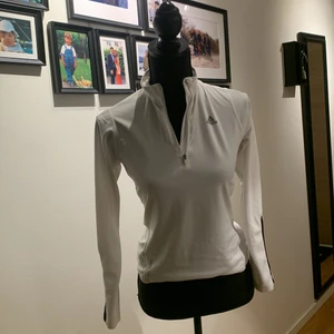 Adidas tränings tröja - Tränings tröja, använd enstaka gånger. Står att de är en 36a men skulle säga att det passar s-m